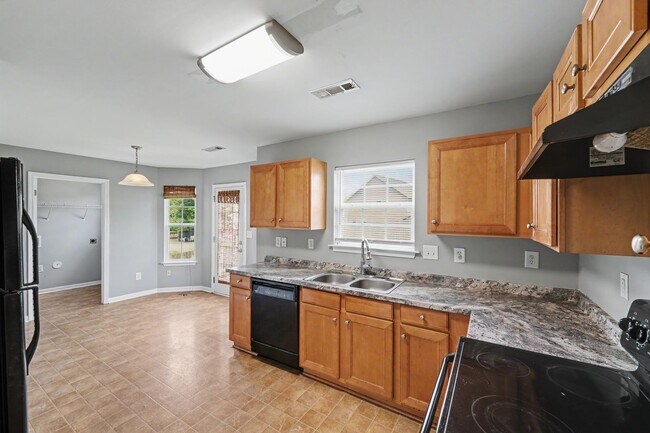 Building Photo - Spacious 4BR Home with Fenced Yard in University City!