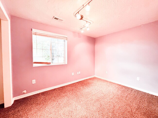 Building Photo - Perfect 5 bed - 2 bath Ranch Home near the...