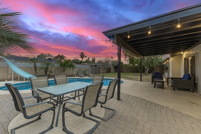 Building Photo - 617 E Ellis Dr