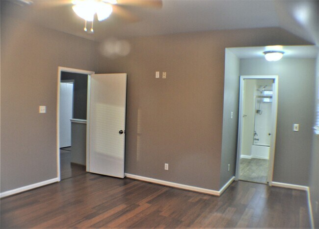 Building Photo - 9503 Deep Valley Dr