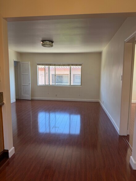 Living/Dining - 116 N Belmont St