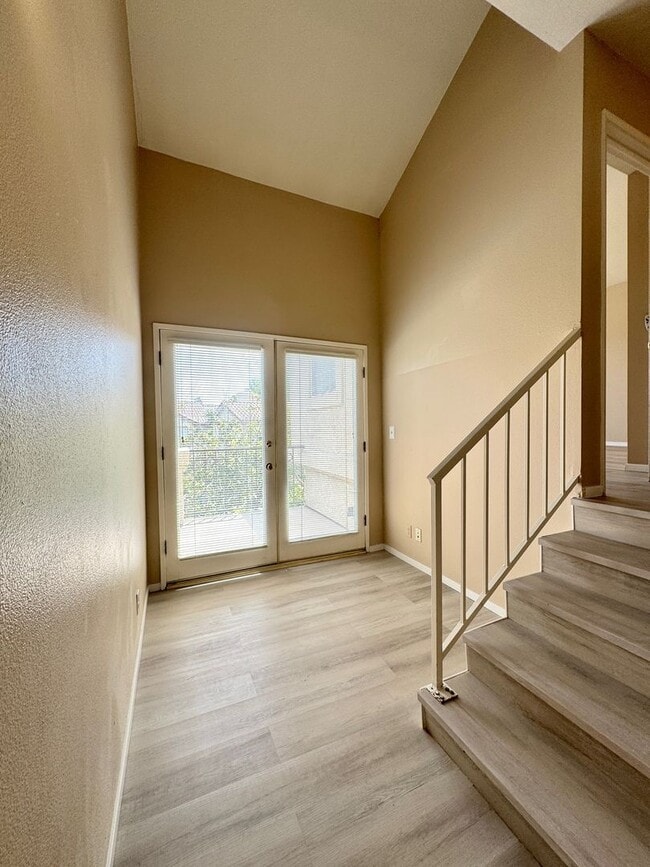 Building Photo - Large, end-unit townhome in the heart of Thousand Oaks