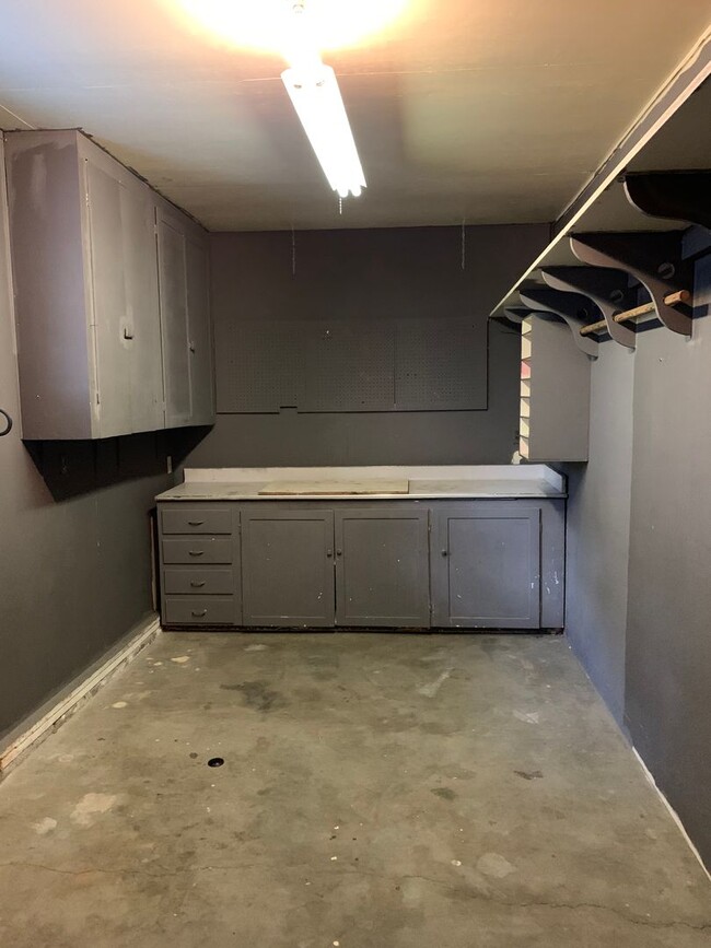 Building Photo - 3 Bedroom, 2 bath house