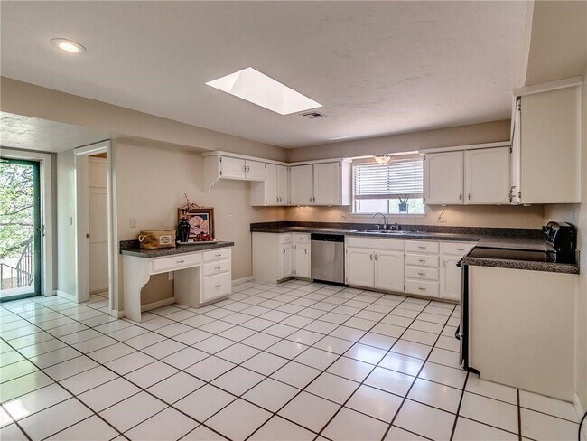 Building Photo - 1533 Glenbrook Dr