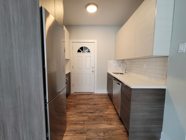 Building Photo - 641 W Roscoe St