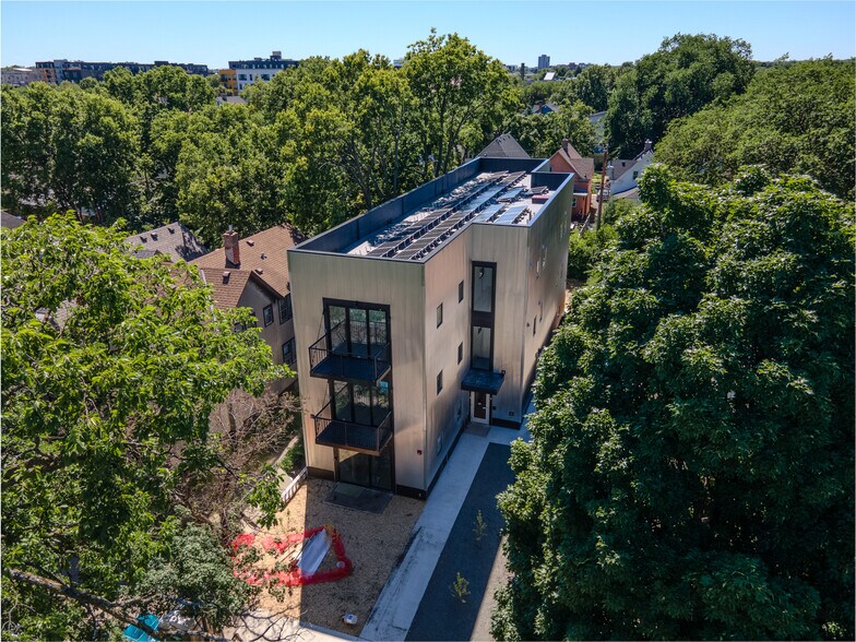 Building Photo - 2718 Grand Ave S