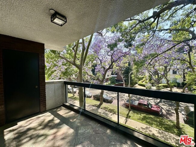 Building Photo - 324 N Palm Dr