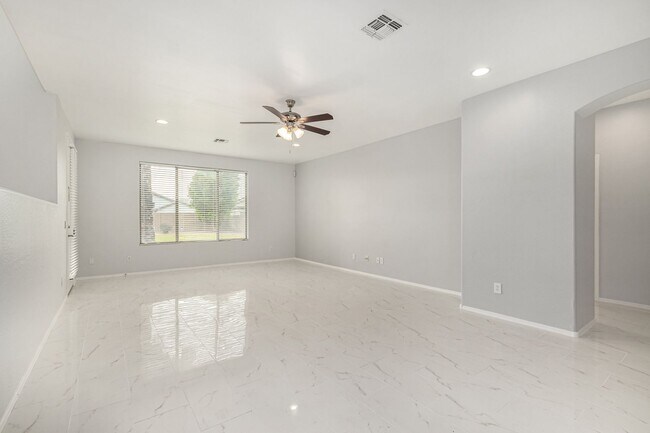 Building Photo - STUNNING 5 Bedroom Home in Peoria!
