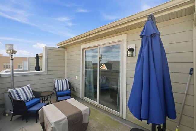 Building Photo - Stunning 3BR Townhome with Roof Deck in Reserves at Dakota Crossing!