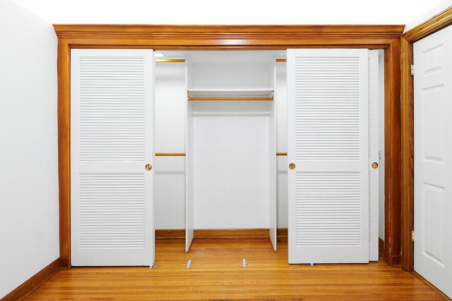 2nd Bedroom Closet - 5610 N Kenmore Ave