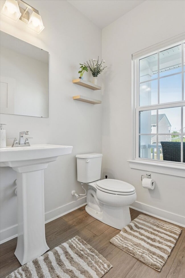 Building Photo - Beautifully Upgraded 4B/3.5B Home with Dec...