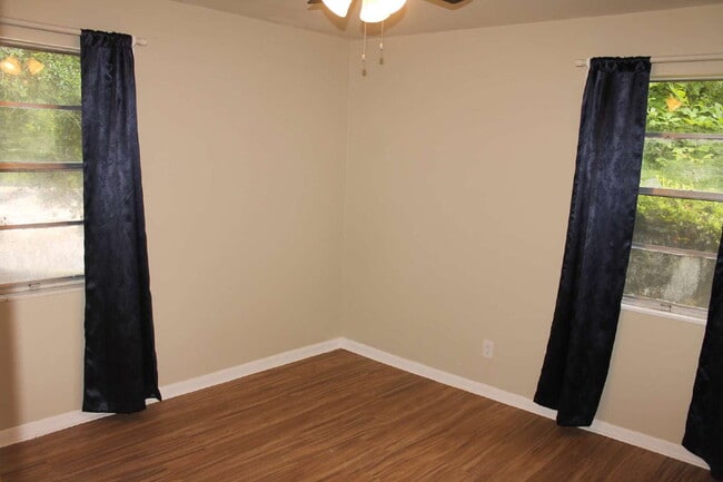 Building Photo - 1002 Centerwood Dr