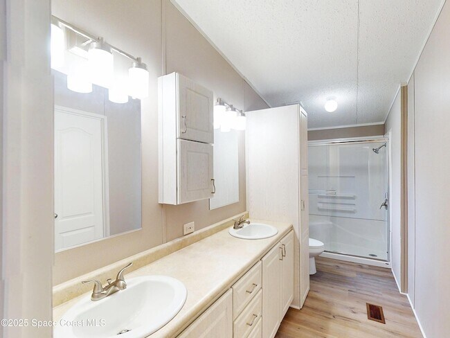 Building Photo - 709 Lark Dr