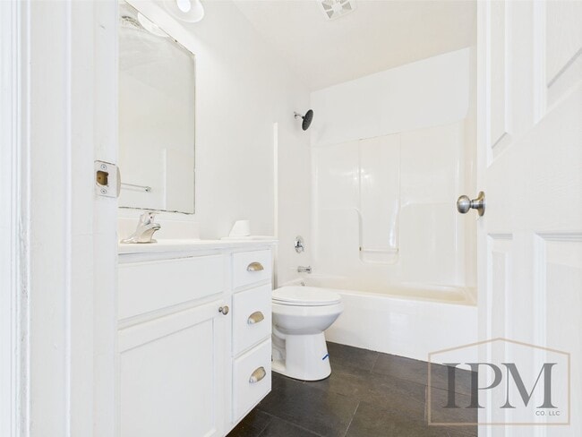 Building Photo - Newly Renovated!  3 bedrooms, 2 full baths...