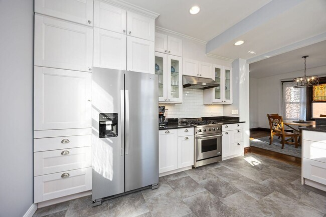Building Photo - Serenity Living