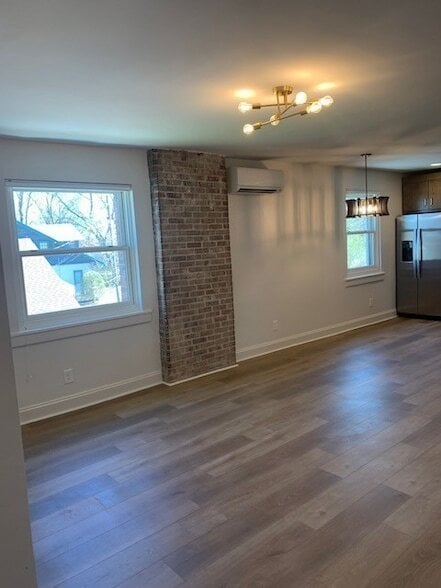 Building Photo - 326 W Main St