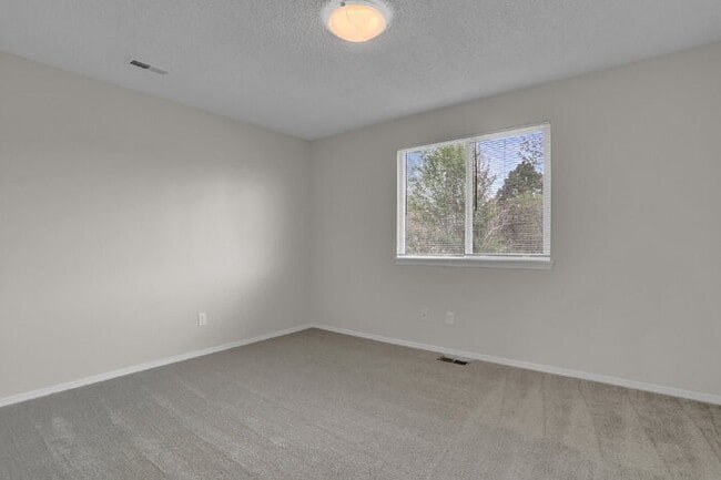 Building Photo - Fully Remodeled End-Unit Townhome Near Pet...