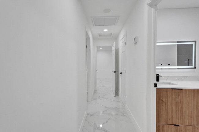 Building Photo - 4138 SW 48th Ct