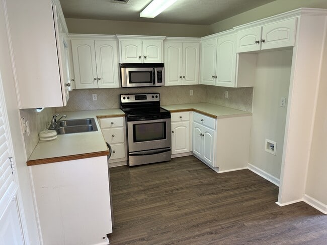 Building Photo - 2408 Versailles Dr