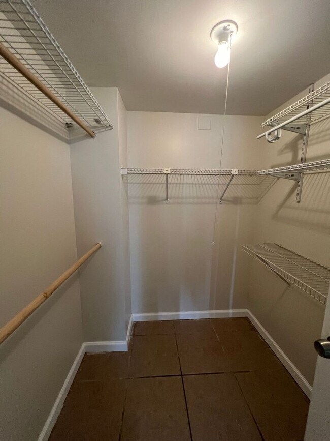 Building Photo - Spacious 2BD / 2BA Apartment - No minimum ...