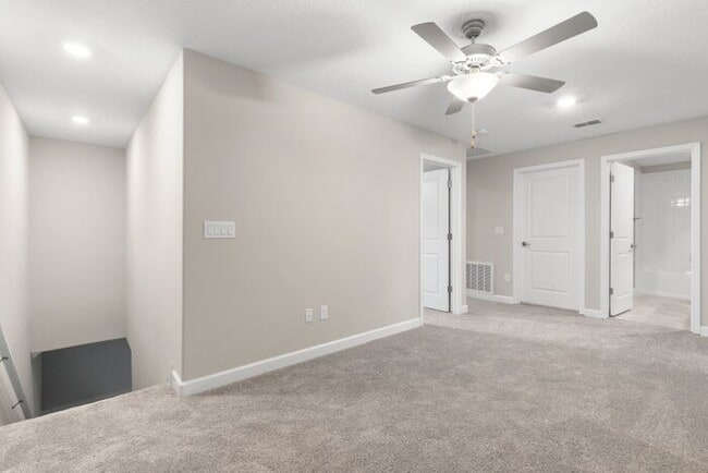 Building Photo - LIKE NEW Townhome in Willow Square