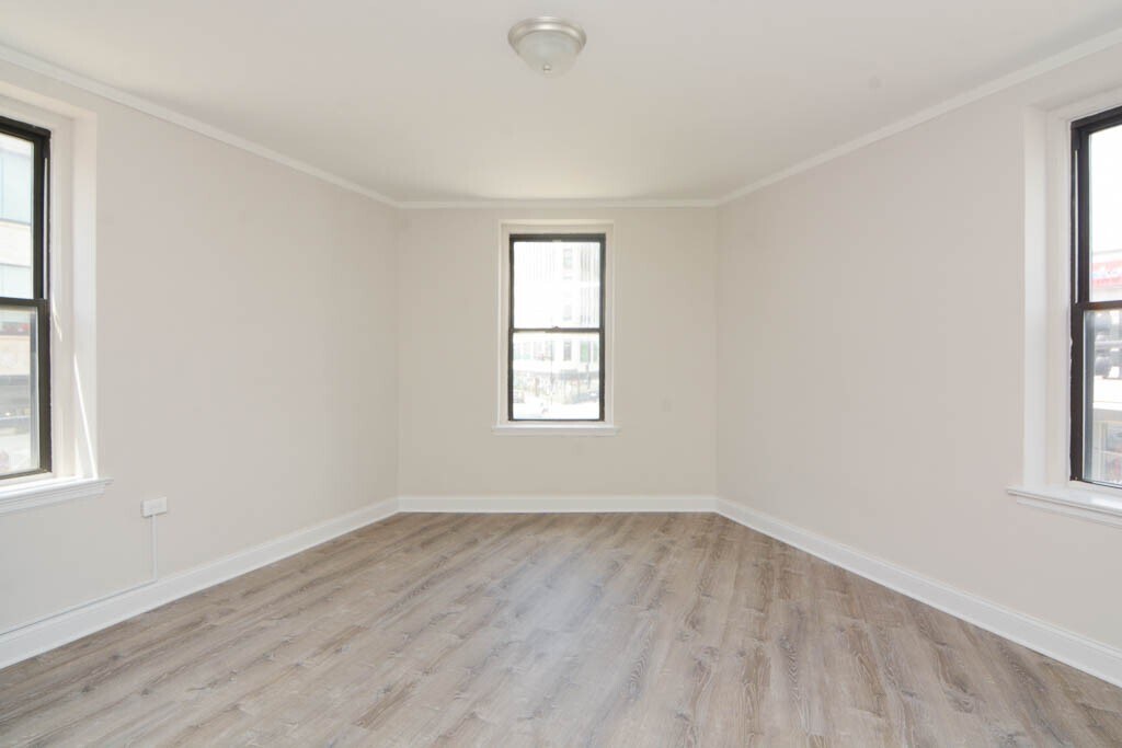 Building Photo - 3335 W Diversey Ave