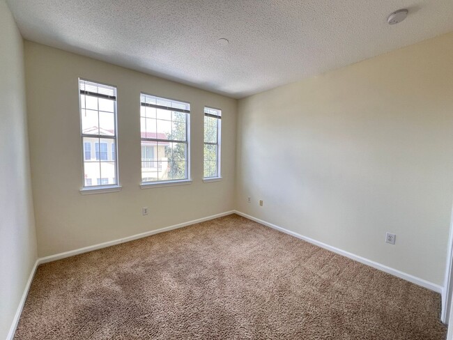 Building Photo - Perfect apartment waiting for you!