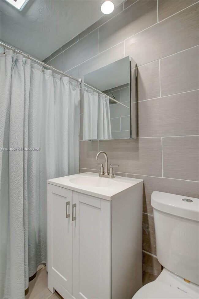 Building Photo - 2601 NE 11th Ct