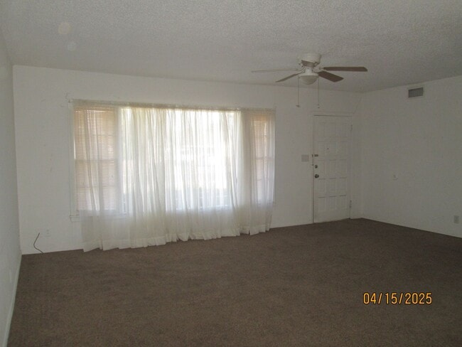 Building Photo - HOUSE -- 3 bedrooms, 1 bathroom