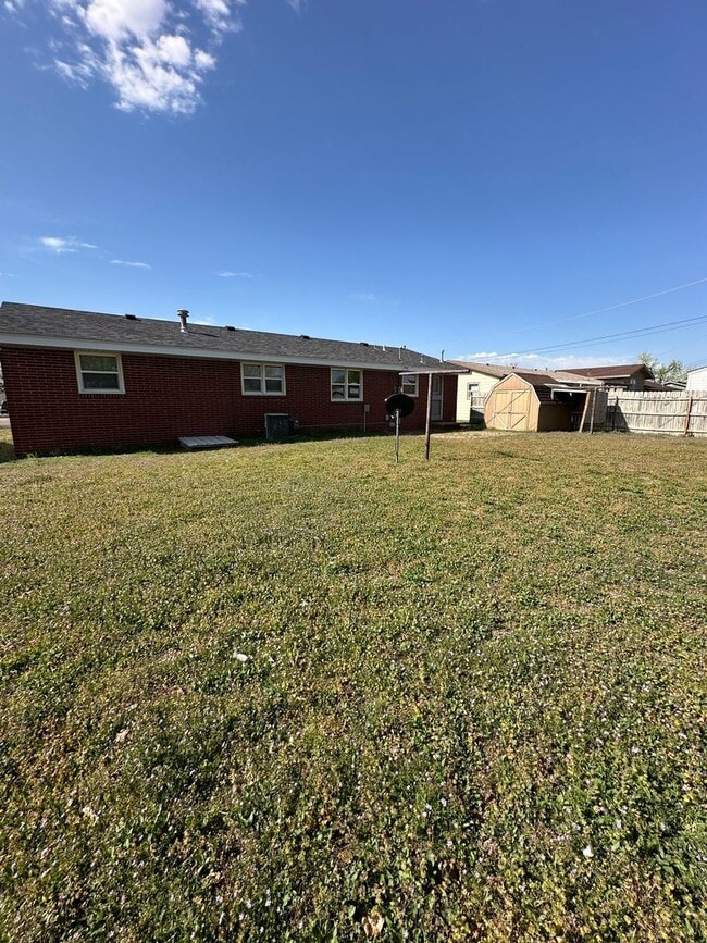 Building Photo - 4 Bedroom, 1.5 Bathroom Updated House