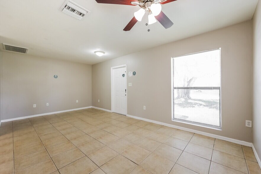 Building Photo - 800 Jarmilla Ln