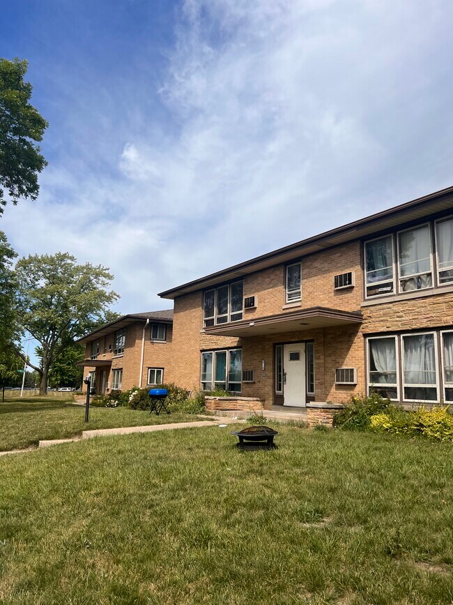 Building Photo - 9118 W Grantosa Dr