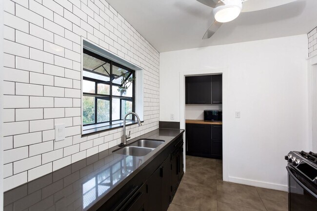 Building Photo - 4762 E Mountain View Dr