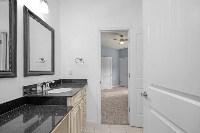 Building Photo - MOVE-IN SPECIAL!