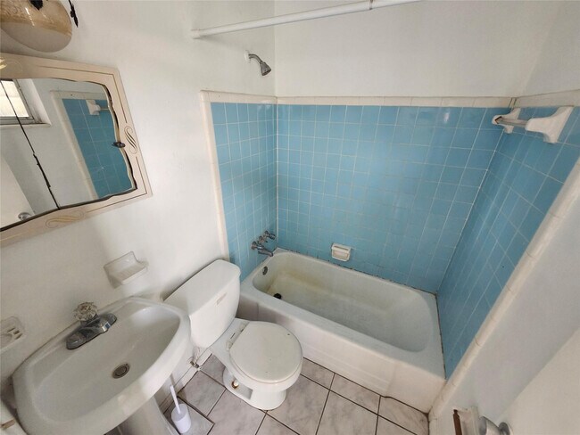 Building Photo - 2211 Lincoln St