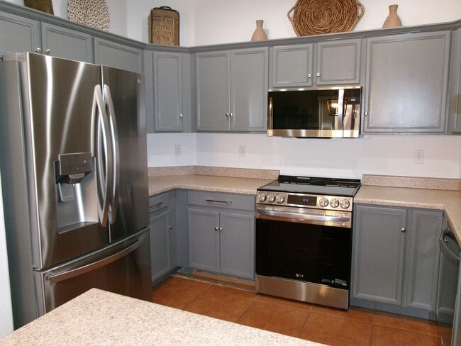 Building Photo - Furnished Enchantment Condo