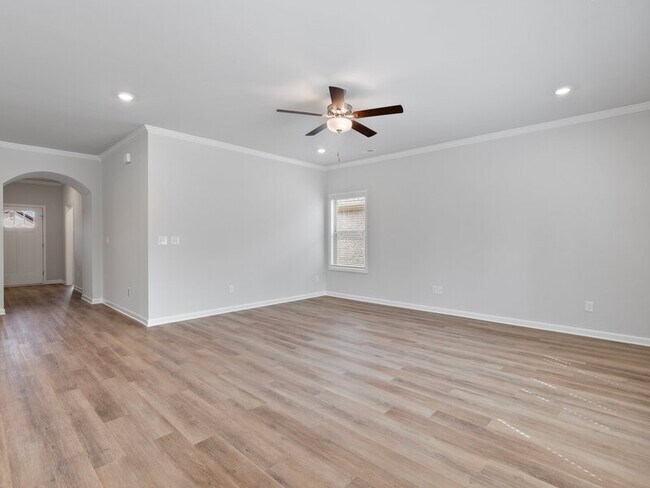 Building Photo - 210 Saddle St