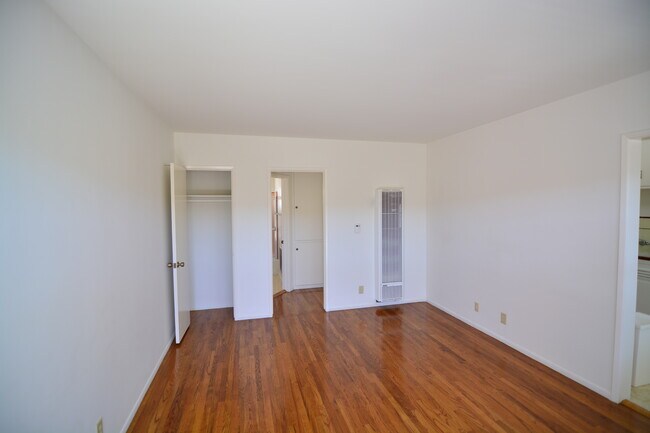 Building Photo - 1001 Hill St