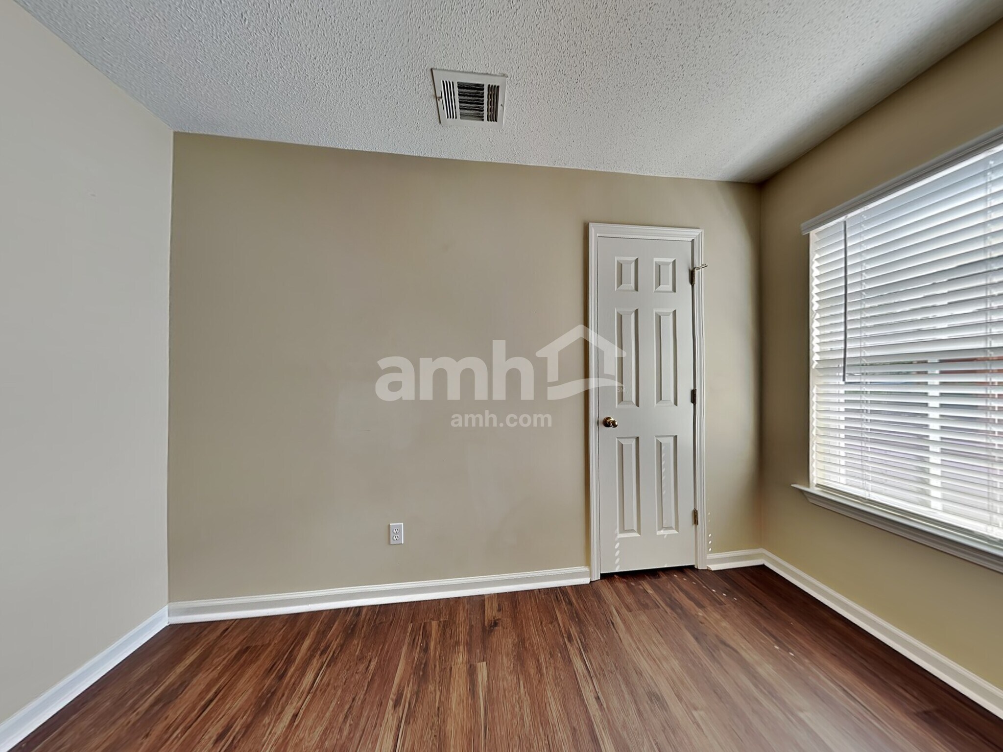 Building Photo - 117 W Tisbury Ln
