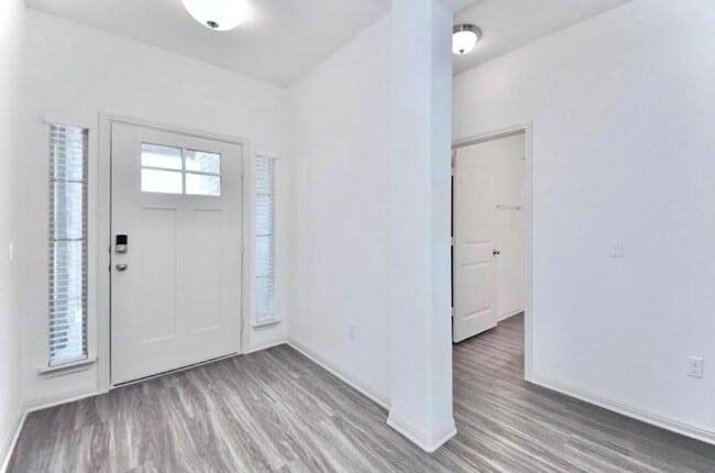 Building Photo - 16829 Aventura Ave