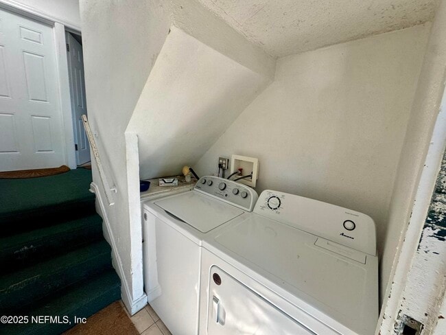 Building Photo - 2336 Herschel St