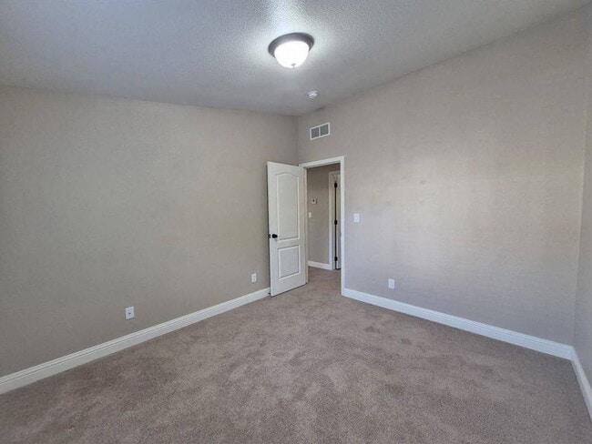 Building Photo - 4554 Chippewa Ln