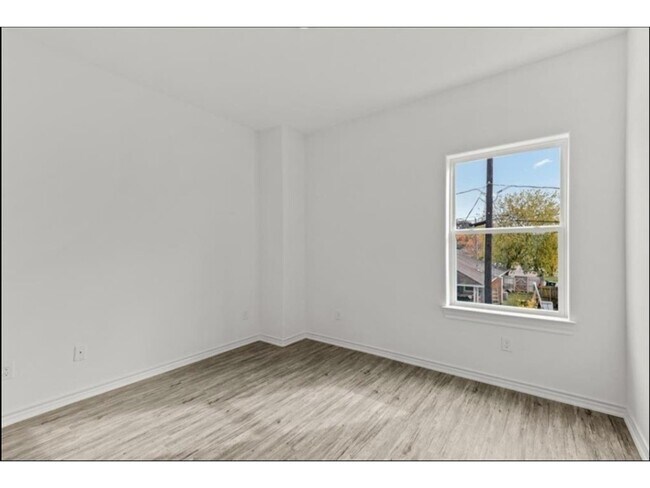 Building Photo - 3233 Real St