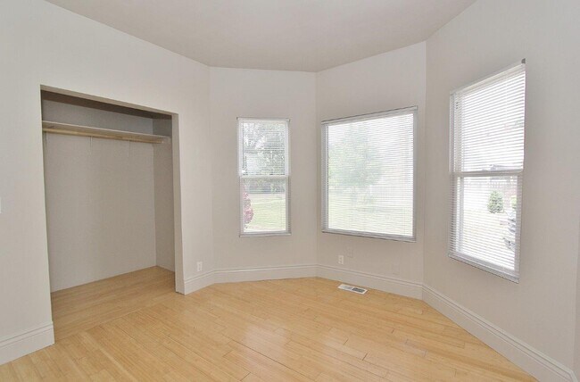 Building Photo - 616 9th Ave S
