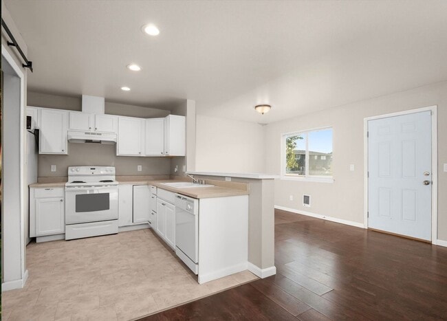 Building Photo - Spacious 2-Bedroom Duplex Near Tacoma Mall...