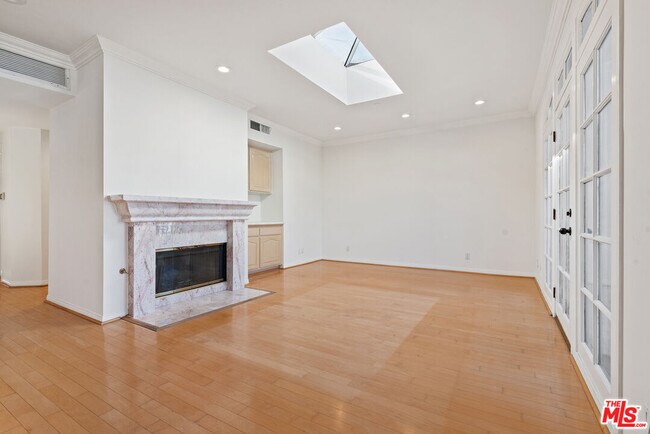 Building Photo - 2025 S Beverly Glen Blvd