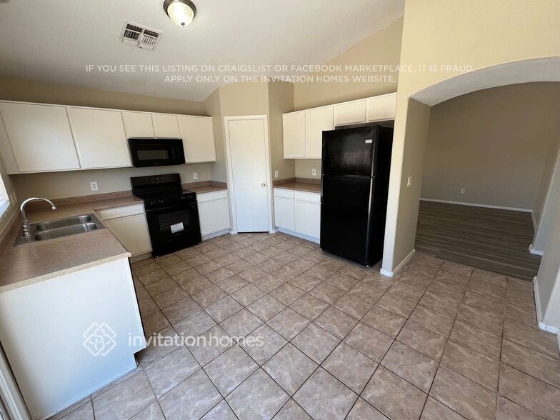 Building Photo - 12924 N Primrose St