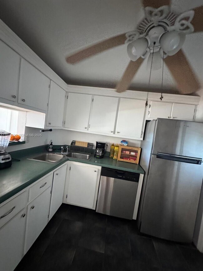 Building Photo - 1881 Middle River Dr