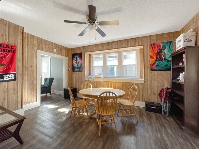 Building Photo - 202 S College St