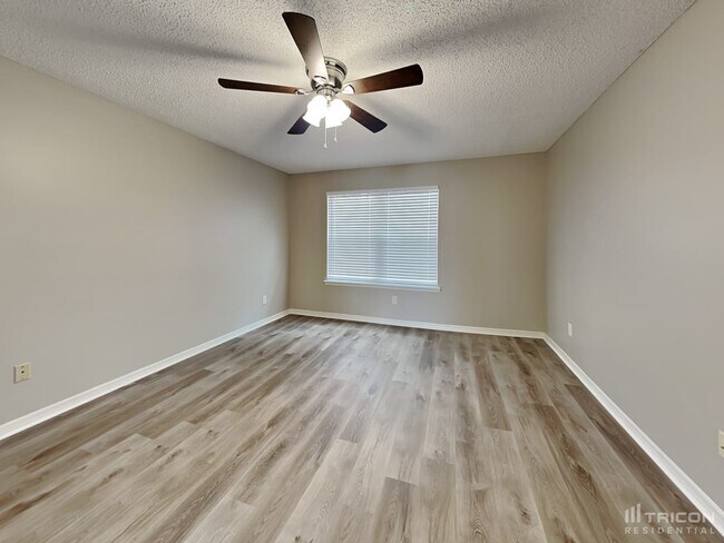 Building Photo - 8911 Country Bend Cir N